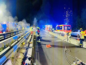 A73 bei R&ouml;dental: Feuerwehr erlebt Zivilcourage bei Messerattacken-Einsatz - Helfer "mitgerannt"