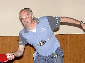 Beim knappen 9:7-Derbysieg des TV Marienroth gegen den SC Haßlach gewann Roland Jakob   seine beiden Einzel. Foto: Hans Franz