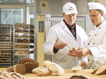 In der Ireks-Versuchsbäckerei prüfen die Bäcker- und Konditormeister Lothar Groß und Holger Stähli verschiedene Brote. Fotos: Ireks