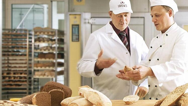 In der Ireks-Versuchsbäckerei prüfen die Bäcker- und Konditormeister Lothar Groß und Holger Stähli verschiedene Brote. Fotos: Ireks