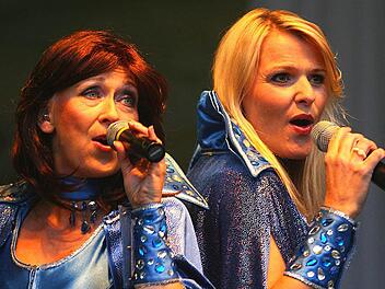 Anja Bublitz (links) und Barbara Vorbeck übernehmen als Anni-Frid Lyngstad und Agnetha Fältskog den weiblichen Gesangspart bei "ABBA Fever". Zu erleben ist die Hamburger Band beim Plassenburg-Open-Air am 20. Juli. Fotos: Jochen Nützel