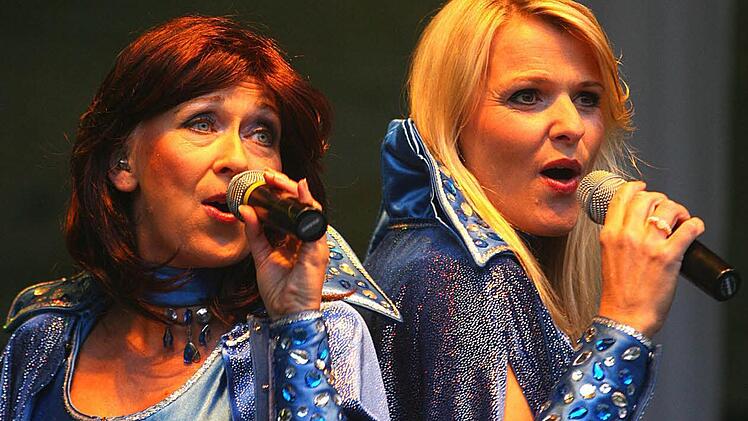 Anja Bublitz (links) und Barbara Vorbeck übernehmen als Anni-Frid Lyngstad und Agnetha Fältskog den weiblichen Gesangspart bei "ABBA Fever". Zu erleben ist die Hamburger Band beim Plassenburg-Open-Air am 20. Juli. Fotos: Jochen Nützel