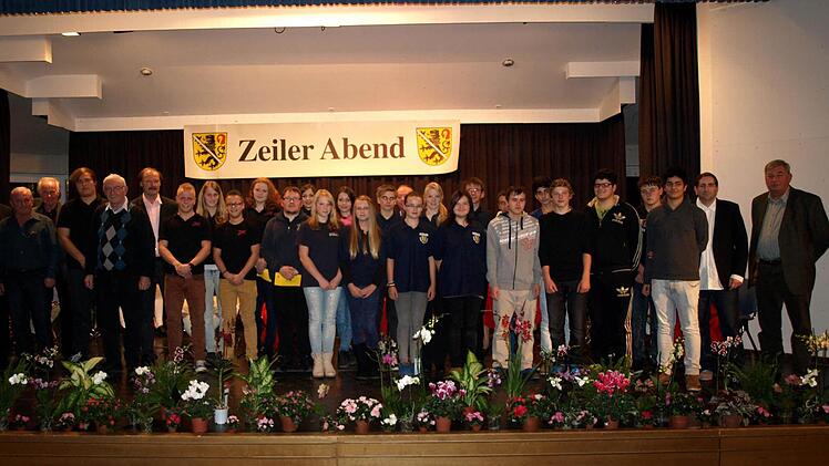 Weil sie sich ehrenamtlich für ihre Stadt eingesetzt haben, bekamen sie beim Zeiler Abend die Abt-Degen-Medaille.  Foto: Wolfgang Ortloff