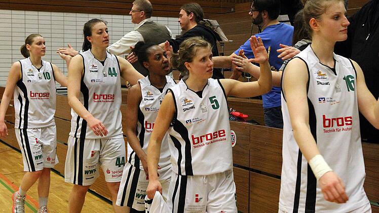 Die Bambergerinnen (von links) Daniela Vogel, Brett Benziom Taleya Mayberry, Liisi Sokman und Alina Hartmann verabschieden sich nach dem letzten Heimspiel von ihren Fans