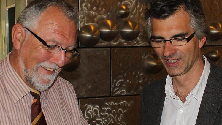 Die "Busenwand" im Hintergrund möchte Architekt Haindl (re.) - hier mit stellvertretendem Schulleiter Günther - beim Umbau der Aula erhalten.