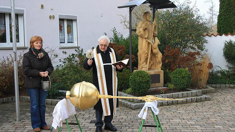 Nach einem Segen durch Pfarrer Ewald Thoma konnte die neu vergoldete Turmkugel mit Kreuz an ihren angestammten Platz gehoben werden.