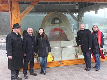 Sie sind stolz auf ihr Glashüttendenkmal: (von links) Wolfgang Hammerschmidt (stellvertretender Vorsitzender des Glasbewahrervereins), Jens Plachetka (Geschäftsführer der Heinz-Holding), Carletta Heinz, Bürgermeister Peter Ebertsch und Pfarrerin Kristine Wachter.