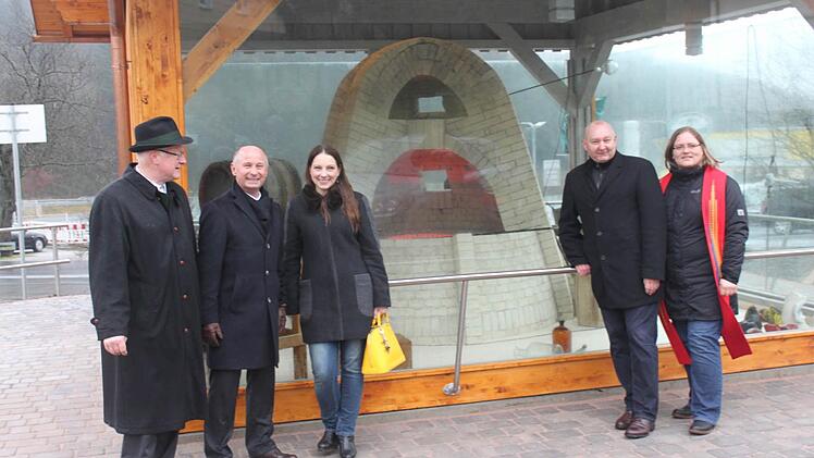 Sie sind stolz auf ihr Glashüttendenkmal: (von links) Wolfgang Hammerschmidt (stellvertretender Vorsitzender des Glasbewahrervereins), Jens Plachetka (Geschäftsführer der Heinz-Holding), Carletta Heinz, Bürgermeister Peter Ebertsch und Pfarrerin Kristine Wachter.