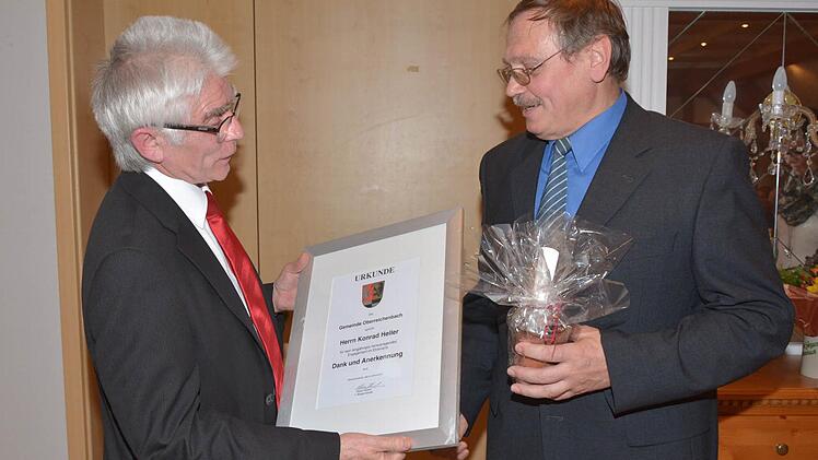 Konrad Heller (r.) bekam die Ehrenurkunde aus den Händen des Bürgermeisters. Foto: Roland Meister