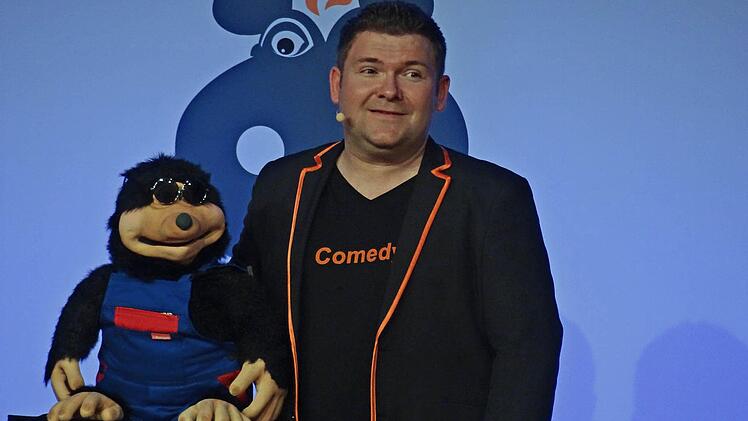 Sebastian Reich und Nilpferddame Amanda im Coburger KongresshausFoto: Jochen Berger