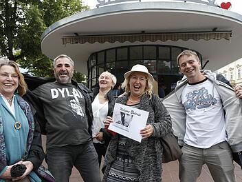 Einige der Bobcats beim warm-up vor dem Konzert in Bamberg am Bamberger Busbahnhof (von links): Uschi Sickmann (120 Dylan-Konzerte), Hermann Rechberger (85), Helga Rechberger (30), Irene Jungnickl (etwa 25 Konzerte) und Harald Hiks (50). Foto: Matthias Hoch
