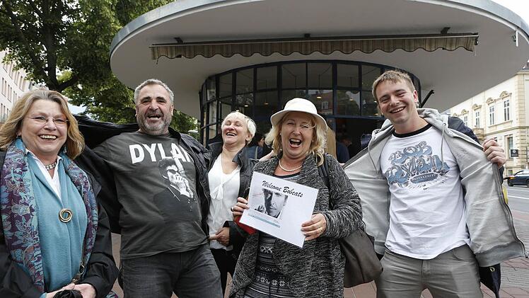 Einige der Bobcats beim warm-up vor dem Konzert in Bamberg am Bamberger Busbahnhof (von links): Uschi Sickmann (120 Dylan-Konzerte), Hermann Rechberger (85), Helga Rechberger (30), Irene Jungnickl (etwa 25 Konzerte) und Harald Hiks (50). Foto: Matthias Hoch