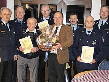 Die Ehrung von Kurt Becher für 75 Jahre Treue war Höhepunkt der Hauptversammlung der Walberngrüner Wehr. Im Bild (von links) Kreisbrandinspektor Horst Tempel, 2. Kommandant Bernd Witzgall, Kurt Becher, Vorsitzender Günther Jahn, Bürgermeister Werner Burger, Erwin Jakob, Heiko Becher sowie Kommandantr Yves Wächter Foto: K.-P. Wulf
