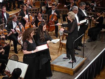 Die Bamberger Symphoniker mit Jane Glover und den Solisten (von links) Anke Vondung (Alt), Susanne Bernhard (Sopran), Werner Güra (Tenor) und York Felix Speer (Bass).Gerhild Ahnert