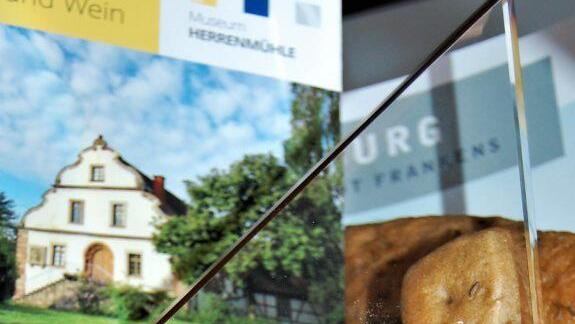 Der Pokal des Landeswettbewerbs "Die 100 Genussorte Bayerns". Sigismund von Dobschütz