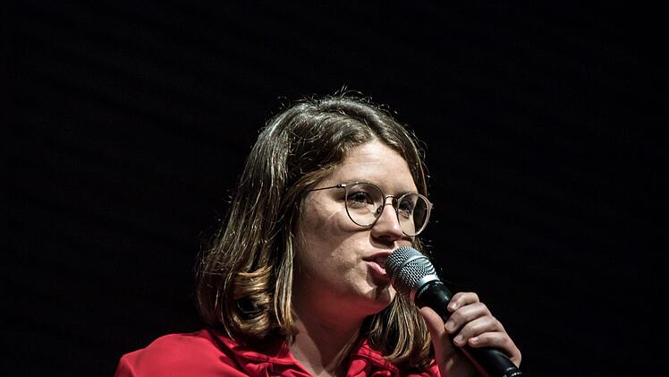 Impressionen vom Weihnachtskonzert mit dem Jugendorchester und dem Musikverein Stadt Rödental in der fast ausverkauften Franz-Goebel-Halle; Friedrike Möbus moderierte.Foto: Jochen Berger