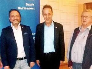 Sie sorgten vor mehr als 100 Senioren für interessante Informationen (von links): Frank Schnabel (AOK Coburg), Holger Kempf (Bezirksleiter IGBCE Mainfranken), Mathias Eckardt (Regionsgeschäftsführer DGB Oberfranken-West), Gerald Seitz (Seniorenbetreuer), Marina Schmitt (IGBCE- Teamassistentin). Foto: K.- H. Hofmann