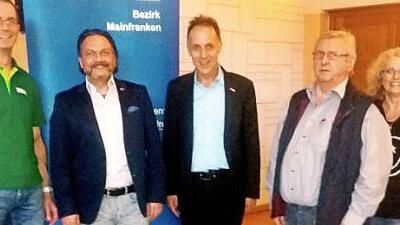 Sie sorgten vor mehr als 100 Senioren für interessante Informationen (von links): Frank Schnabel (AOK Coburg), Holger Kempf (Bezirksleiter IGBCE Mainfranken), Mathias Eckardt (Regionsgeschäftsführer DGB Oberfranken-West), Gerald Seitz (Seniorenbetreuer), Marina Schmitt (IGBCE- Teamassistentin). Foto: K.- H. Hofmann