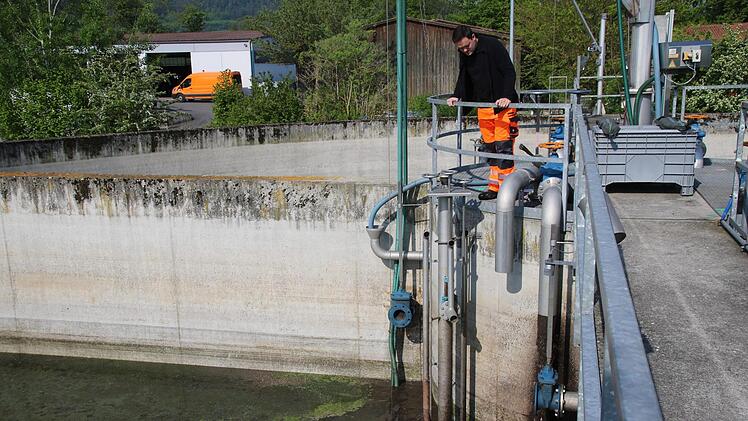 Klärschlamm wird in ein Becken gepumpt, damit er sich dort langsam setzen kann. Heike Beudert