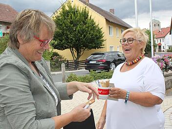 Interview unter der Stunde geschafft, als Erinnerung  Belohnung übergibt Reporterin Anette Schreiber Karin Räder   FT-Präsente.Foto: Marcel Terillo
