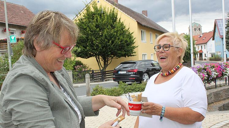 Interview unter der Stunde geschafft, als Erinnerung  Belohnung übergibt Reporterin Anette Schreiber Karin Räder   FT-Präsente.Foto: Marcel Terillo