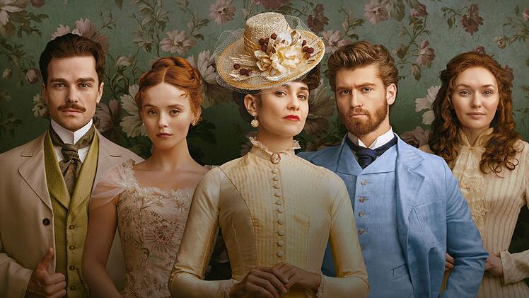 Wie in "Downton Abbey" dreht sich auch in "The Forsytes - Familie verpflichtet" vieles um die privaten Dramen der Hauptfiguren (von links): Soames Forsyte (Joshua Orpin), Irene Heron (Millie Gibson), Frances Forsyte (Tuppence Middleton), Jo Forsyte Jr. (Danny Griffin) und Louisa Byrne (Eleanor Tomlinson).