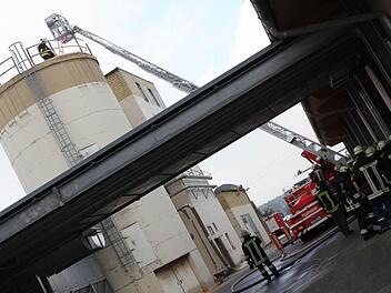 Eine Drehleiter war gestern im Einsatz, damit die Feuerwehrleute das Silo auf einen möglichen Brandherd überprüfen konnten.  Fotos: Jan Koch