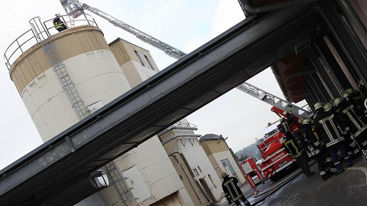 Eine Drehleiter war gestern im Einsatz, damit die Feuerwehrleute das Silo auf einen möglichen Brandherd überprüfen konnten.  Fotos: Jan Koch