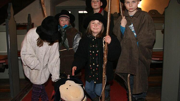 3 Hirtin Antonia Krombholz kümmerte sich liebevoll um das Riesen-Schaf.