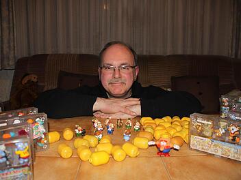 Peter Müller und ein Teil seiner Überraschungseier.