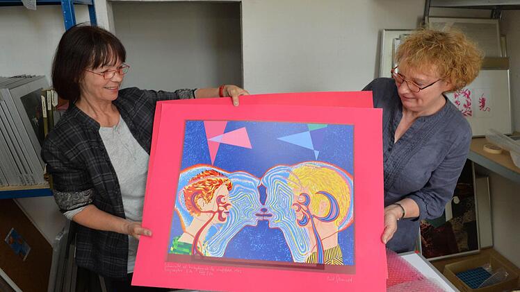 Barbara Kahle (r.) und Dietlinde Schunk-Assenmacher mit einem Kunstblatt, das bei der Finissage verlost werden soll. Alle Fotos: Ronald Rinklef