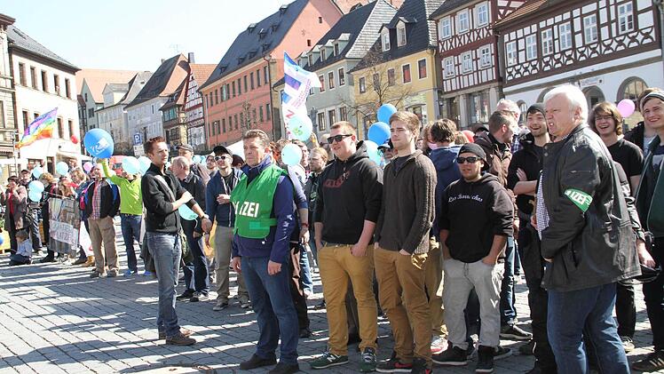 Unter dem Motto der "Obermain ist bunt" zeigten viele Bürger auf dem Lichtenfelser Marktplatz, dass in der Region kein Platz für rechte Parolen ist.