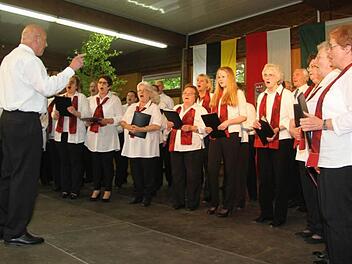 Normalerweise singen Männer und Frauen getrennt, doch zum 110-Jährigen formierte sich ein gemischter Chor und interpretierte "Musica, die lieblich Kunst" und "Wiedersehn ist ein schönes Wort"