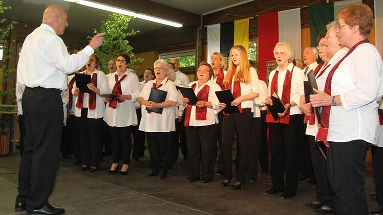 Normalerweise singen Männer und Frauen getrennt, doch zum 110-Jährigen formierte sich ein gemischter Chor und interpretierte "Musica, die lieblich Kunst" und "Wiedersehn ist ein schönes Wort"