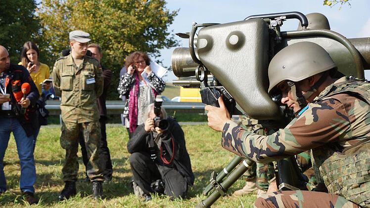 Verteidigungsministerin besucht Peschmerga in Hammelburg