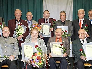 Die vom Sängerkreis geehrten Sängerinnen, Sänger und Chorleiter aus dem Landkreis Kronach. Mit im Bild ist Vorsitzender Günter Freitag (rechts). Foto: privat