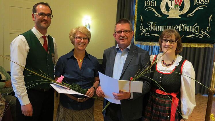 Die Vorsitzenden Christoph Emmerth (l.) und Martina Kunkel (r.) ernannten Gudrun Wagenpfahl und Dieter Vogler zu Ehrenmitgliedern.
