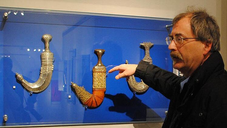 Alfred Geibig erläutert einen "Jambya" aus Oman.  Fotos: Carolin Herrmann