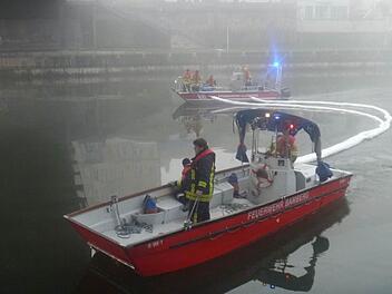 Die Oberfläche der Ölabsorberschläuche nimmt den fettigen Film auf. Wie lange er schon auf dem Wasser schwamm, bis er entdeckt wurde, ist nicht bekannt.  Foto: FFW Bamberg
