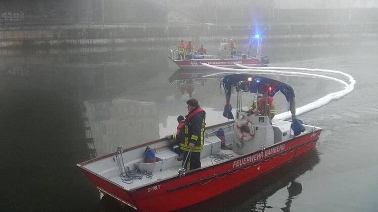 Die Oberfläche der Ölabsorberschläuche nimmt den fettigen Film auf. Wie lange er schon auf dem Wasser schwamm, bis er entdeckt wurde, ist nicht bekannt.  Foto: FFW Bamberg