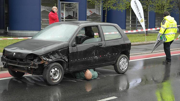 Nächstes Szenario: Ein Biker wurde nach einem Sturz vom Auto überrollt.