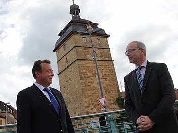 Wilhelm Wasikowski (links), Vorsitzender des IHK-Gremiums Lichtenfels, und Gesch&auml;ftsf&uuml;hrer Peter Belina stellten bei einem Redaktionsgespr&auml;ch in Bad Staffelstein die IHK-Konjunkturbefragung vor. Foto: Maximilian Glas