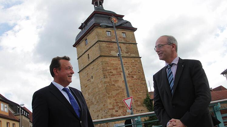 Wilhelm Wasikowski (links), Vorsitzender des IHK-Gremiums Lichtenfels, und Gesch&auml;ftsf&uuml;hrer Peter Belina stellten bei einem Redaktionsgespr&auml;ch in Bad Staffelstein die IHK-Konjunkturbefragung vor. Foto: Maximilian Glas