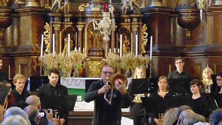 Leonhard Paul bei seinem Posaunensolo in der St.-Bonifatius-Kirche Foto: Petra Malbrich