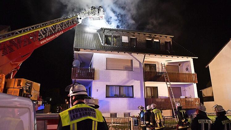 Dachstuhlbrand in Hallstadt  Foto: Ronald Rinklef