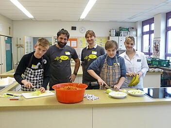 Das gemeinsame Zubereiten gesunder Mahlzeiten gehörte zum Programm des Projekttages. Foto: privat