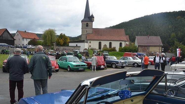 Die große Oldtimershow kam gut an. Allein der Oldtimerclub Kronach war mit über 30 Fahrzeugen angereist, dazu konnten nochmals 30 Traktoren und Schlepper im antiquierten Alter bestaunt werden. Foto: Karl-Heinz Hofmann
