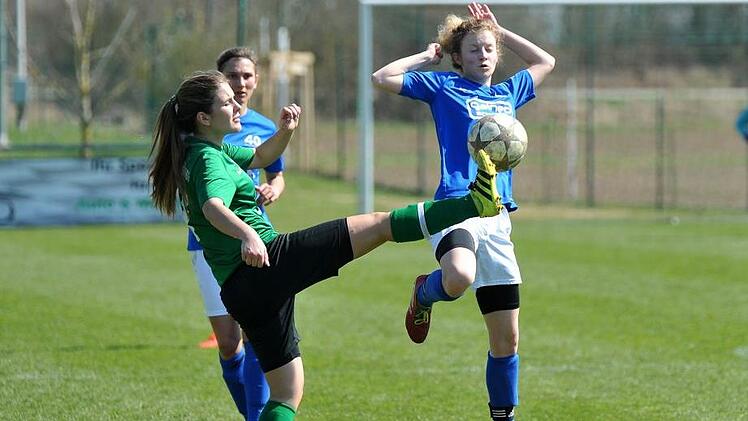 Der gastgebende TSV Lonnerstadt (grüne Trikots) fand nicht in die Partie und verpasste es, den TSV Brand vom zweiten Rang in der Bezirksoberliga zu verdrängen. Foto: Picturedreams