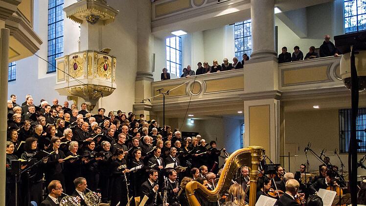 Der Coburger Bachchor  Peter Stenglein beeindruckte zahlreiche Zuhörer in der Morizkirche. Im Mittelpunkt des Konzerts unter Leitung von Peter Stenglein stand die Uraufführung eines neuen Werkes des aus Coburg stammenden Komponisten Marcus M. Reißenberger.Foto: Jochen Berger