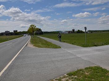 Bei einem &Uuml;berholversuch auf der Abzweigung des Radweges zwischen Herzogenaurach und Beutelsdorf kam es zum folgenschweren Zusammensto&szlig; zweier Radfahrer. Foto: Bernhard Panzer